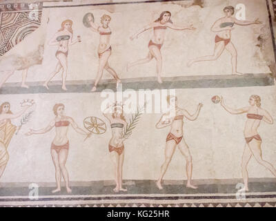 Mosaïque d'athlètes féminines, la Villa Romana del Casale, Piazza Armerina, UNESCO World Heritage site, Sicile, Italie, Europe Banque D'Images