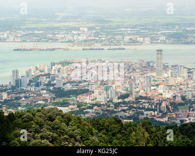 Le centre-ville de George Town, avec la Malaisie continentale dans le contexte, la colline de Penang, Penang, Malaisie, Asie du Sud, Asie Banque D'Images