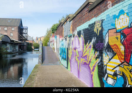 Graffitis colorés peints sur des murs en brique à côté du chemin de halage du canal en direction de Digbeth Digbeth, Birmingham, Royaume-Uni Banque D'Images