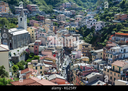 La rue principale de Riomaggiore, Cinque Terre, site du patrimoine mondial de l'UNESCO, Ligurie, Italie, Europe Banque D'Images