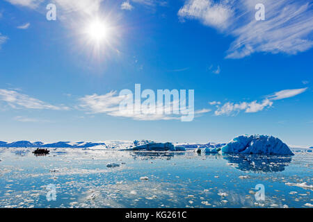 Rempli d'iceberg glacial lagoon, Spitsbergen, Svalbard, Norvège, Europe, de l'Arctique Banque D'Images