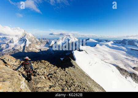 Le grimpeur de South Ridge dent blanche, 4357m, avec vue sur le cervin, Valais, Alpes suisses, Suisse, Europe Banque D'Images