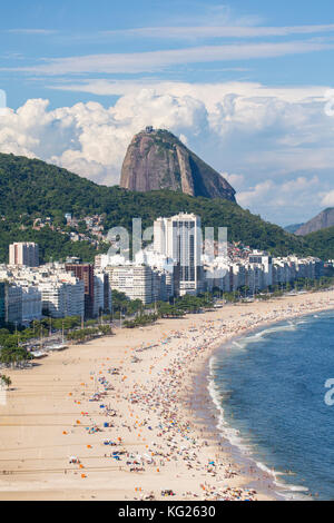 Élevé sur la plage de Copacabana, Rio de Janeiro, Brésil, Amérique du Sud Banque D'Images