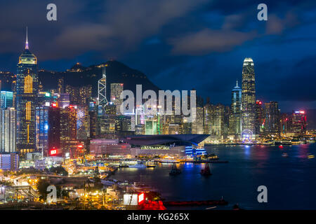 Vue surélevée, port et quartier central de l'île de Hong Kong et Victoria Peak, Hong Kong, Chine, Asie Banque D'Images