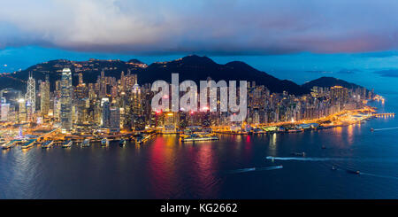 Vue surélevée, port et quartier central de l'île de Hong Kong et Victoria Peak, Hong Kong, Chine, Asie Banque D'Images