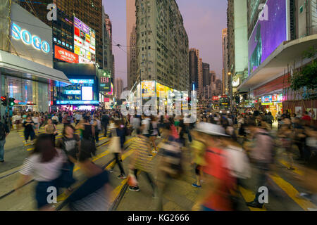 Les piétons et le trafic au passage d'une route très fréquentée à Causeway Bay, hong kong island, hong kong, Chine, Asie Banque D'Images