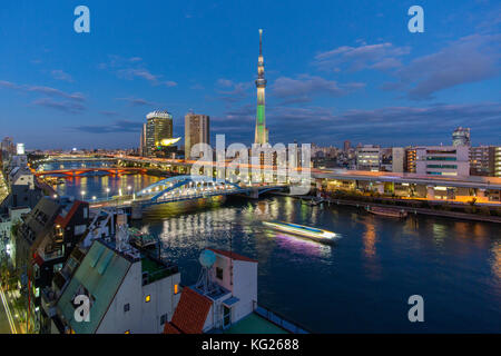 Skyline et Skytree sur la rivière Sumida, Tokyo, Japon, Asie Banque D'Images