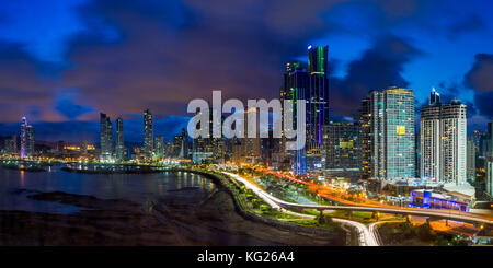 Ville illuminée au crépuscule, Panama, Panama, Amérique Centrale Banque D'Images