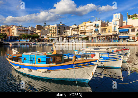 Petits bateaux de pêche reflétés dans le lac Voulismeni, Agios Nikolaos, Lasithi, Crète, îles grecques, Grèce, Europe Banque D'Images