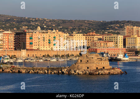 Civitavecchia et son port et ses fortifications, port de bateau de croisière pour Rome, de la mer, soleil de fin d'après-midi, Civitavecchia, Latium, Italie Banque D'Images