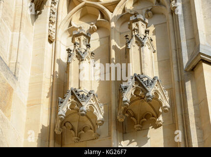 Close-up petit mur orné de tourelles de la cathédrale Saint-Guy de Prague, en République tchèque. Banque D'Images