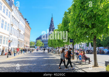 Les gens marchent dans la route piétonne vers Christiansborg Palace, Copenhague, Danemark, Europe Banque D'Images