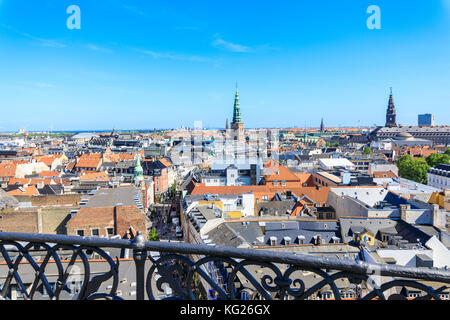 Vue d'ensemble de la ville depuis un balcon en fer de la Tour ronde (Rundetaarn), Copenhague, Danemark, Europe Banque D'Images