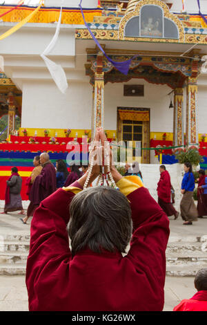 Prières au mémorial Stupa de Thimphu, capitale du Bhoutan, Bhoutan, Asie Banque D'Images