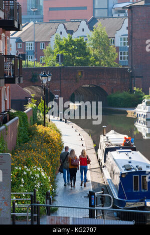 Les gens marchent le long d'un chemin de remorquage par le canal à Birmingham, West Midlands, Angleterre, Royaume-Uni, Europe Banque D'Images