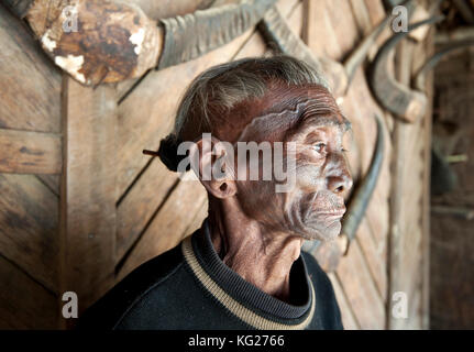 Bengshe bengsha, personnes âgées headhunter tribal naga avec visage et cheveux tatoué traditionnel knot, village longwa, Nagaland, l'Inde, l'Asie Banque D'Images