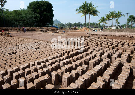 Bricks faits par les mains de l'argile, Tamil Nadu, Inde, Asie Banque D'Images