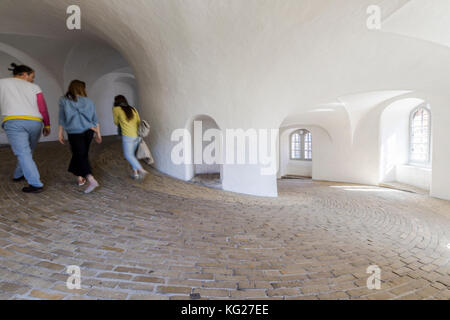 Les gens dans la rampe en spirale à l'intérieur de la tour ronde (rundetaarn), Copenhague, Danemark, Europe Banque D'Images