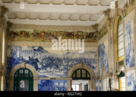 Tuiles (azulejos) dans le hall d'entrée, gare Estacao de Sao Bento, Porto (Porto), Portugal, Europe Banque D'Images