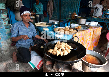 Samossas, pani puri et autres collations déjeuner par exposant en dehors fort ramnagar, Varanasi, Uttar Pradesh, Inde, Asie Banque D'Images