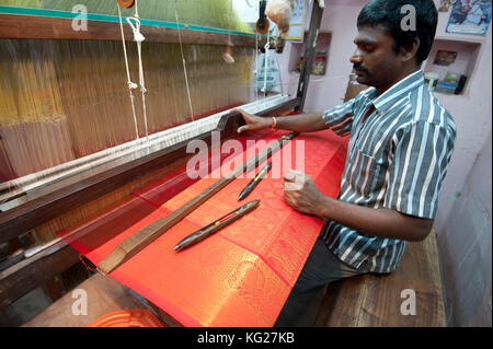 Silk weaver à son métier à tisser dans sa maison, le tissage recherchés rouge et or en soie, sari kanchipuram kanchipuram, Tamil Nadu, Inde, Asie Banque D'Images