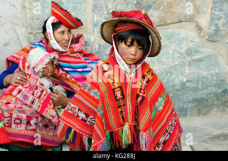 Cusco, Pérou - 04 avril : triste et pauvres enfants péruviens dans les vêtements traditionnels dans la vallée sacrée en Amérique du Sud en avril 04, 2012 Banque D'Images