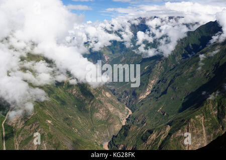 Amérique du Sud - choquequirao ruines perdues (mini - Machu Picchu), à distance, les spectaculaires ruines incas près de Cuzco. La vue de ruines à proximité sur tops et c Banque D'Images