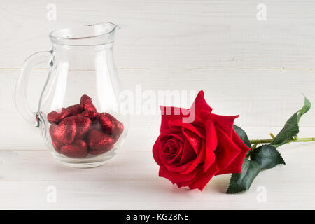 Roses rouges et coeurs sur table en bois. valentines day concept. Banque D'Images