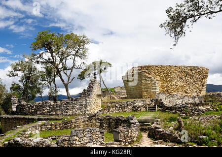 L'Amérique du Sud, Pérou, kuelap appariés sur grandeur seulement par le Machu Picchu, cette ville citadelle en ruine dans les montagnes près de chachapoyas. temple de la su Banque D'Images