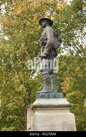 Mémorial de guerre du King's Royal Rifle corps à ceux qui ont été tués dans la Grande Guerre par John Tweed dans la cathédrale de Winchester Close. Banque D'Images