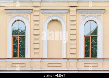 Deux fenêtres dans une rangée sur façade de l'école secondaire №232, st. Petersburg, Russie Banque D'Images