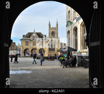 Place de la cathédrale avec guildhall et église de St Jean Baptiste par arch en face de la cathédrale, Peterborough (cambridgeshire, Angleterre Banque D'Images