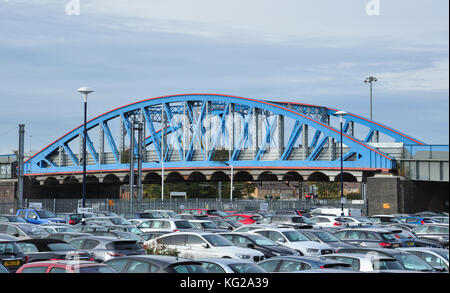 (Pont Crescent Road au-dessus de la gare de chemin de fer) et parking, Peterborough, Cambridgeshire, Angleterre, RU Banque D'Images