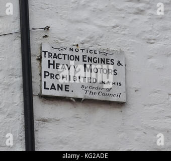 Panneau disant "Moteurs de traction Avis et lourd Motors interdite dans cette voie. Par ordre du conseil.' Cow Lane, Wareham, Dorset. UK Banque D'Images