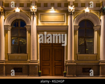 St. Petersburg, Russie - 30 mai 2016 : porte et deux fenêtres sur la façade illuminée de nuit n.i.institut vavilov de ressources phytogénétiques vue avant Banque D'Images