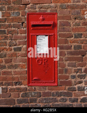 Une boîte de lettres GR rouge dans un vieux mur de brique. Exeter, Devon, Royaume-Uni. Banque D'Images