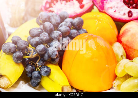 Des fruits dans une assiette sur la table Banque D'Images