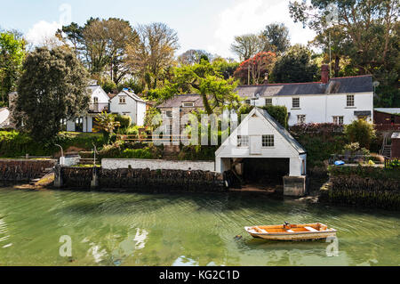 Lits jumeaux village sur la rivière helford à Cornwall, Angleterre, Grande-Bretagne, Royaume-Uni. Banque D'Images