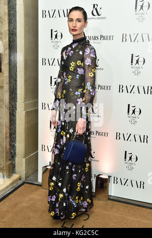 Erin O'Connor arrive au Harper's Bazaar Women of the Year Awards au Claridge's Hotel à Londres. Banque D'Images