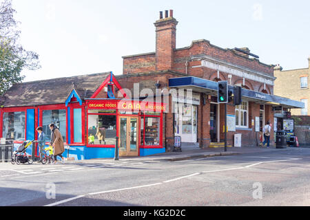La station de métro St Margarets, Le Broadway, St Margarets, London Borough of Richmond upon Thames, Grand Londres, Angleterre, Royaume-Uni Banque D'Images