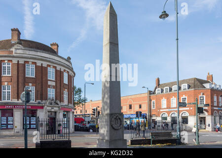 Monument commémoratif de guerre à La Triangle, Upper Richmond Road, East Sheen, London Borough of Richmond upon Thames, Grand Londres, Angleterre, Royaume-Uni Banque D'Images