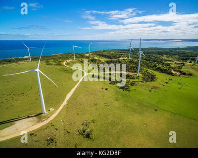 Vue aérienne de la ferme éolienne en région rurale sur journée ensoleillée en Australie Banque D'Images