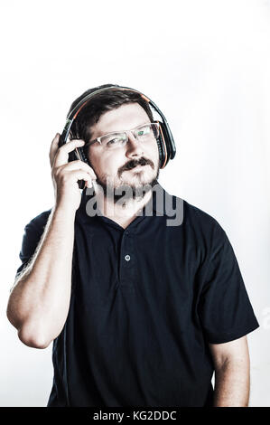 Caucasian man écouter de la musique à partir d'écouteurs avec fondu à effet de couleur Banque D'Images