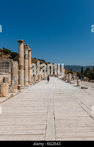 La rue à colonnades curetes de ruines antiques à Éphèse, ancienne ville historique à Selcuk, Izmir, Turquie:20 août 2017 Banque D'Images