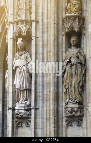 La façade de l'hôtel de ville de ville de Bruxelles, un bâtiment de style architectural gothique ornée de statues à la grand place à Bruxelles, Belgique Banque D'Images