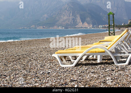 Chaises de plage vide sur la plage près de l'eau bleue, kemer, Turquie, mer méditerranée. Banque D'Images