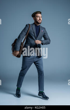 Homme marchant avec sac en cuir Banque D'Images