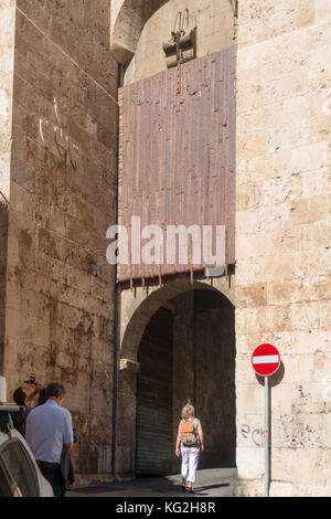 La porte de pointes au bas de Torre dell'Elefante (tour de l'éléphant) à l'une des entrées dans la vieille ville (citadelle) de Cagliari, Sardaigne, Italie Banque D'Images