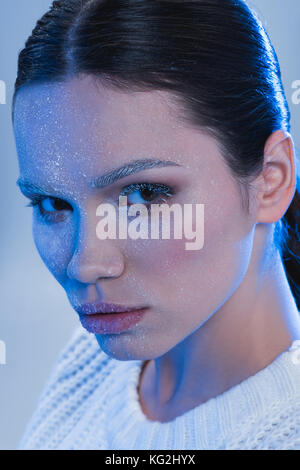 Femme avec le gel sur le visage Banque D'Images