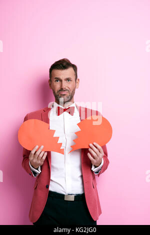 L'homme affolé holding cœur brisé Banque D'Images